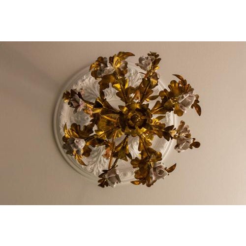 Hollywood Regency Style Gilt Metal and Pink Porcelain Roses Chandelier, Italy, 1970s For Sale - Image 9 of 18