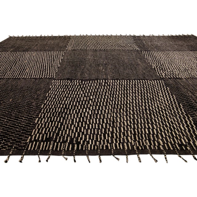 2020s Black Modern Moroccan Style Handmade Check Flecked Motif Oversize Wool Rug For Sale - Image 5 of 11