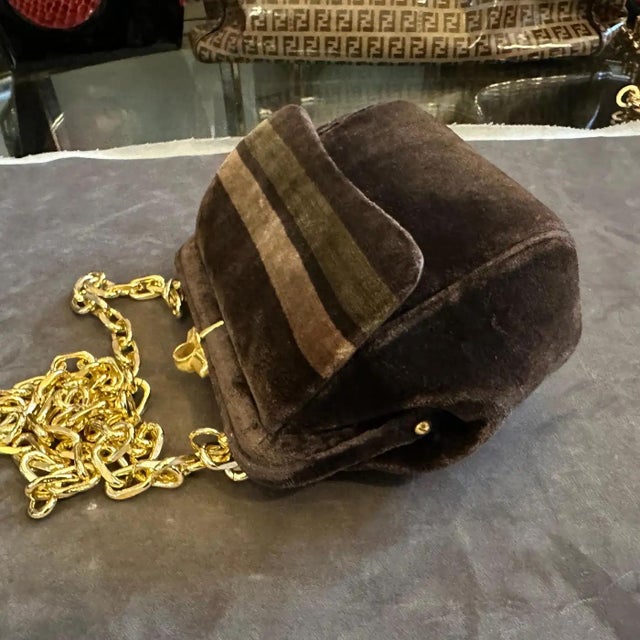 1970s Vintage Brown Velvet and Gilded Metal Italian Crossbody Bag For Sale - Image 14 of 14