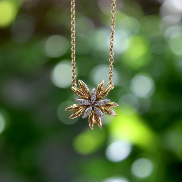 Gold 1950s French 18k Gold Mid-Century Flower Pendant Necklace With Diamonds For Sale - Image 8 of 10
