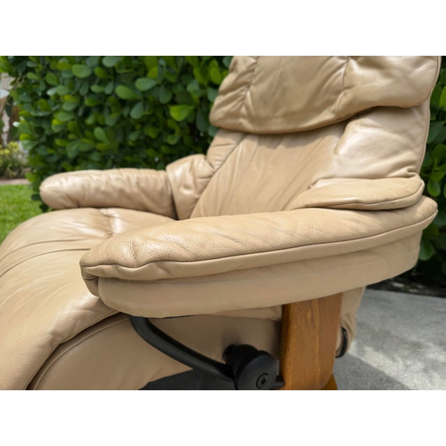 Tan Vintage Ekornes Stressless Reno Leather Recliner Lounge Chair and Ottoman, Made in Norway For Sale - Image 8 of 12
