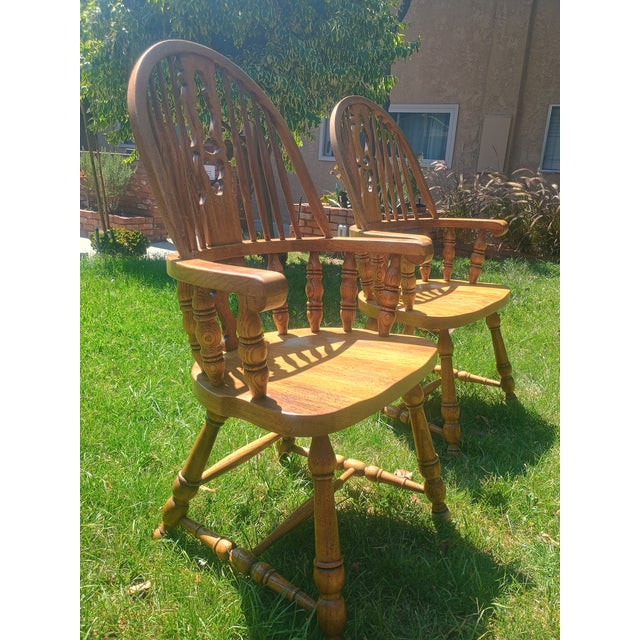 American Pair of Windsor Captain’s Chairs, Model 619 (C. 1975), Attributed to S. Bent & Bros. – Solid Oak Colonial Revival Armchairs For Sale - Image 3 of 13