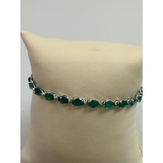 12 Ct Natural Pear Shape Emerald Cocktail Tennis Bracelet 14 Kt White Gold 7" For Sale In New York - Image 6 of 8