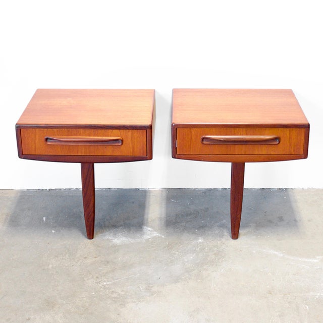 Dimensions: 20” L x 17” D x 20 3/8” H Origin: High Wycombe, United Kingdom Designer: Victor B. Wilkins Manufacturer:...