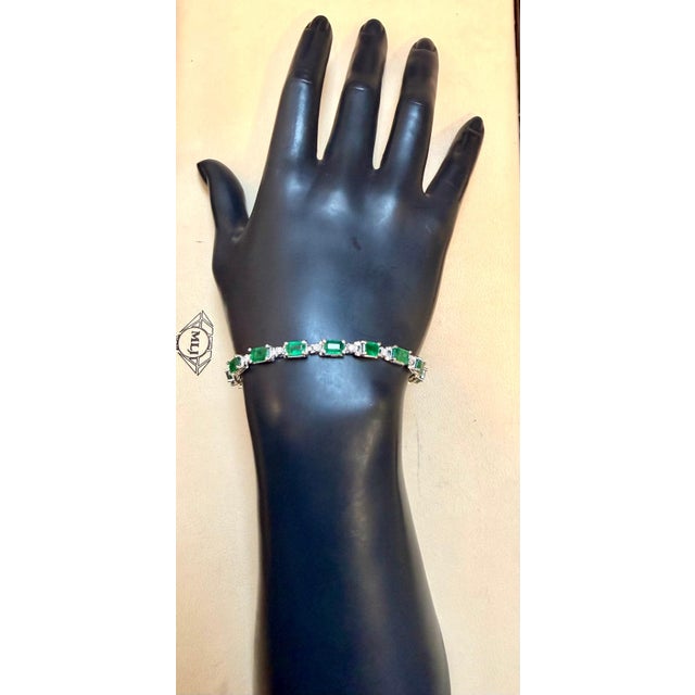 Modern 9 Carat Emerald Cut Emerald and Diamond Tennis Bracelet 14 Karat White Gold For Sale - Image 3 of 8