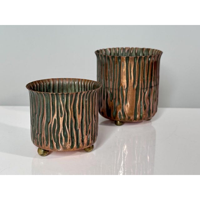 Art Deco Planters with Tree Bark Relief Decor in Copper and Brass, Germany, 1920s, Set of 2 For Sale - Image 4 of 8