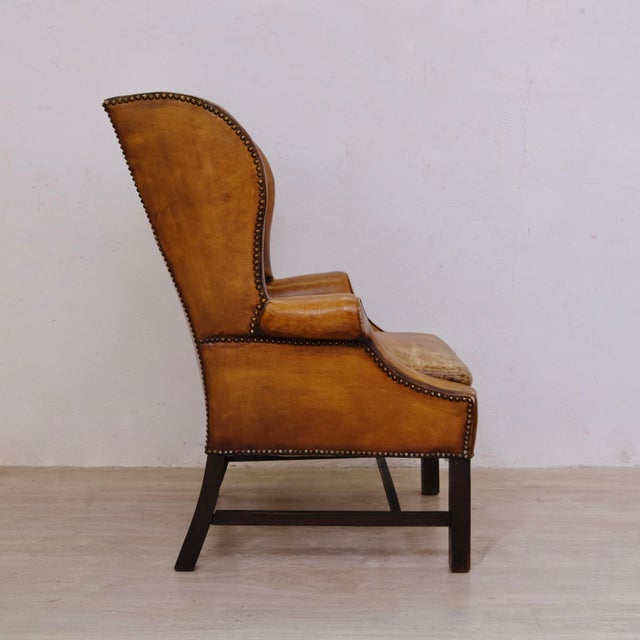 Beautiful English Bergere armchair, in leather, with studs, Victorian style. Dimensions: Max height cm 103 Max depth cm 81...