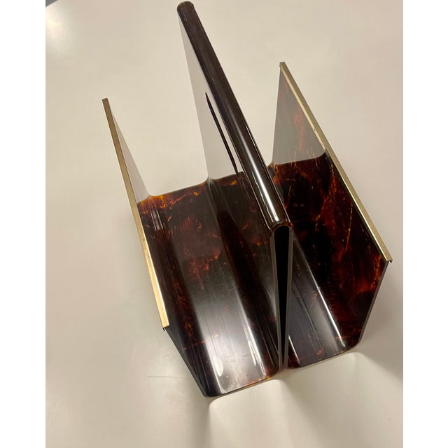 1970s Faux Tortoise Acrylic Glass and Brass Magazine Rack from Maison Mercier, France, 1970s For Sale - Image 5 of 10