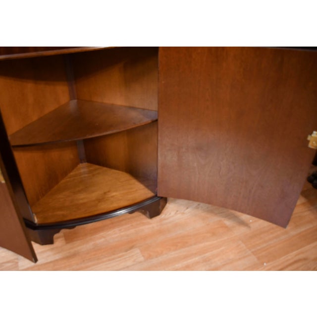 1950s Georgian Style Mahogany Inlaid Pair of Corner Display Cabinets 2 Keys For Sale - Image 14 of 17