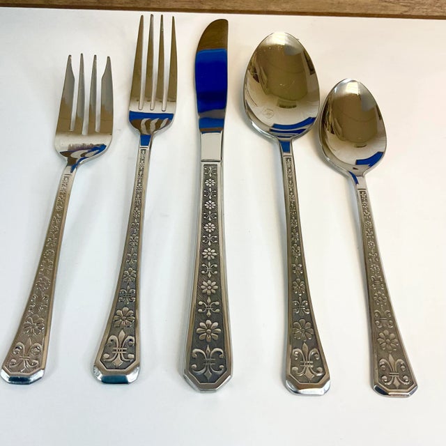 Mid-Century French Fleur De Lis and Daisy Design Stainless Flatware - Service for 8 - 51 Pieces For Sale - Image 9 of 9