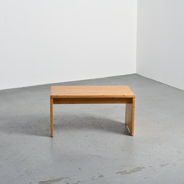 A small bench perfect for furnishing an entryway and adding a touch of nature to your décor. Its versatile design also...