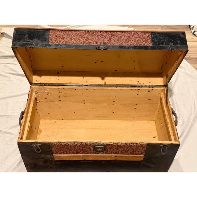 Victorian 1880s Victorian Dome-Top Immigrant Trunk With Original Divided Tray & Embossed Tin For Sale - Image 3 of 3