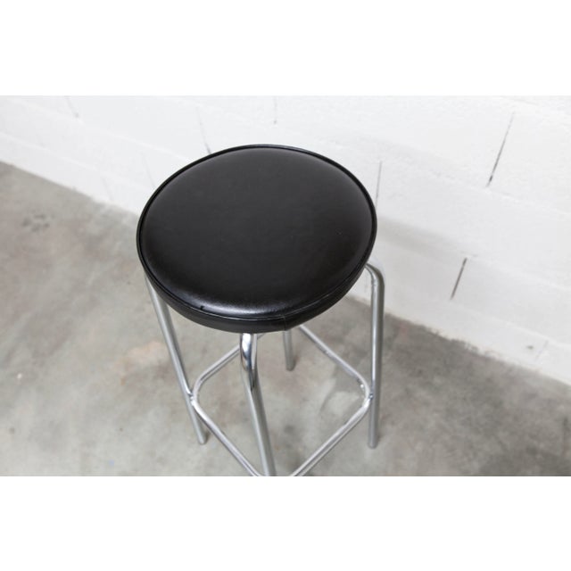 High bar stool from the 1960s. The frame is made of chromed metal, which I restored to its former glory by polishing it,...