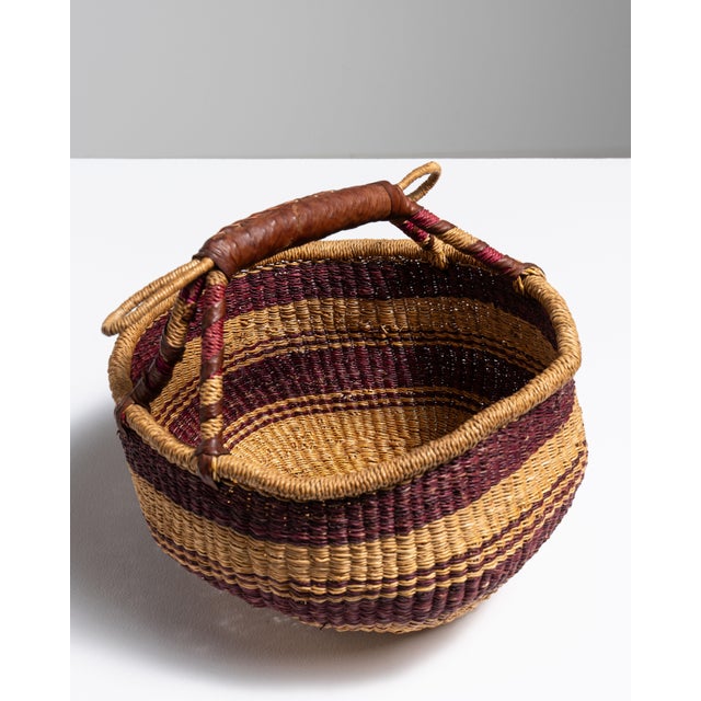 Mid 20th Century United Kingdom Tan Wicker Basket For Sale - Image 14 of 15