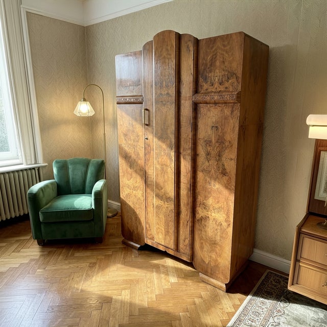 A large, single-door Art Deco wardrobe dating from around 1930/35. The wardrobe exhibits the typical interwar style of...