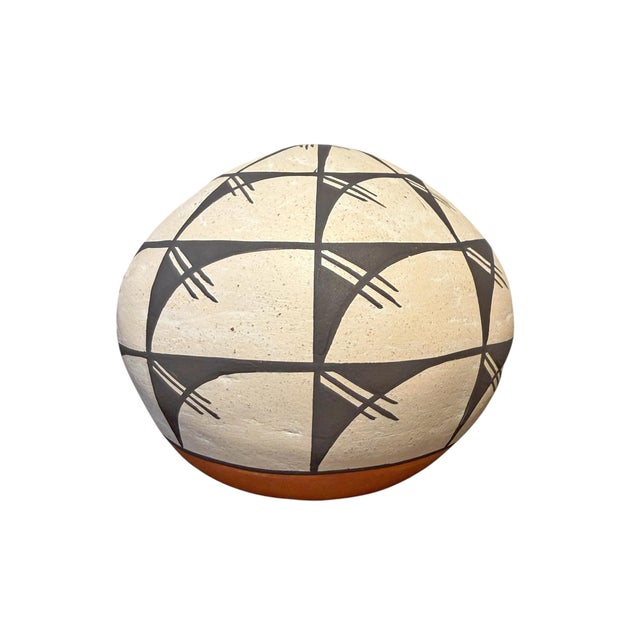 Set of Two Acoma Pueblo Seed Pots For Sale - Image 13 of 17