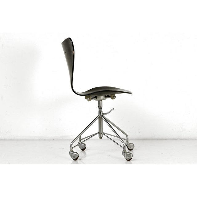 Model 3107 Desk Chair with Wheels by Arne Jacobsen for Fritz Hansen, Denmark 1955 For Sale - Image 6 of 16