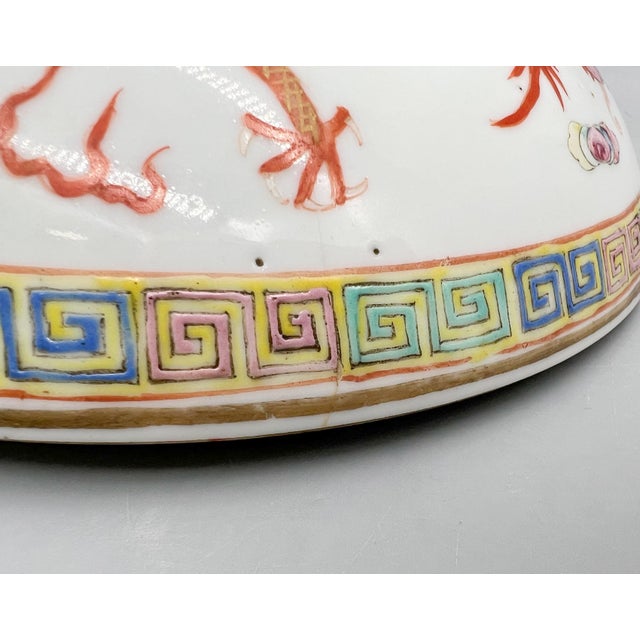 Antique Chinese Guangxu Period Famille Rose Dragon & Phoenix Porcelain Covered Box, 1875–1908 – Chinoiserie / Asian Traditional For Sale - Image 17 of 18