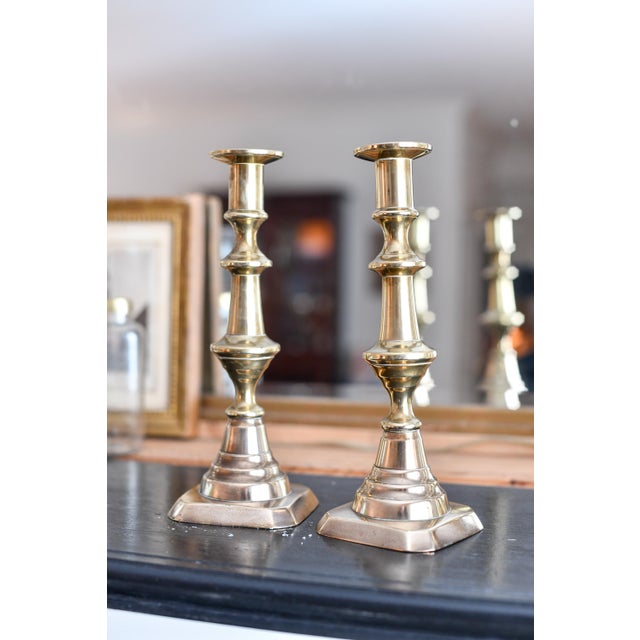 English Late 19th Century Pair of Victorian English Brass Beehive Candlesticks With Pushup Traditional Lighting and Decor For Sale - Image 3 of 9