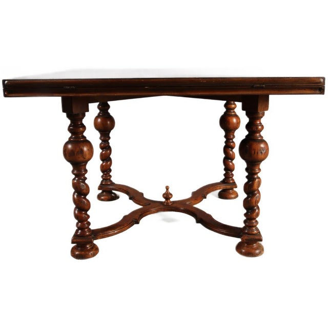 Age and Origin: The table probably dates from around 1900 and is likely from England. Dimensions: Height approx. 77.5 cm,...
