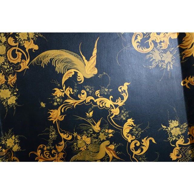 Early 20th Century Tole Tray Coffee Table in Gold and Black with Bird Decoration For Sale - Image 4 of 18