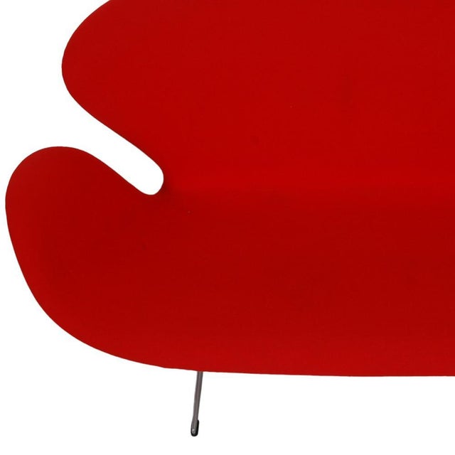 Swan Sofa in Red Fabric by Arne Jacobsen For Sale - Image 10 of 18
