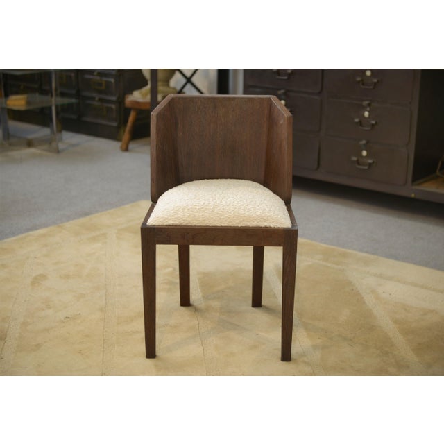 Clean, architectural lines: straight lines, gently sloping, enveloping backrest. Upholstered seat (light loop fabric) with...