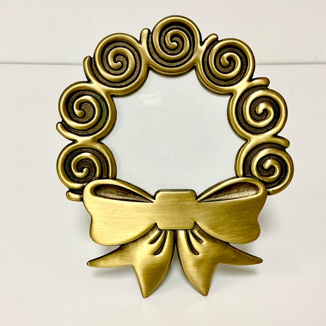 Hollywood Regency Mid-Century Chippendale Hollywood Regency Brass Finish Metal Picture Frame With Bow For Sale - Image 3 of 11
