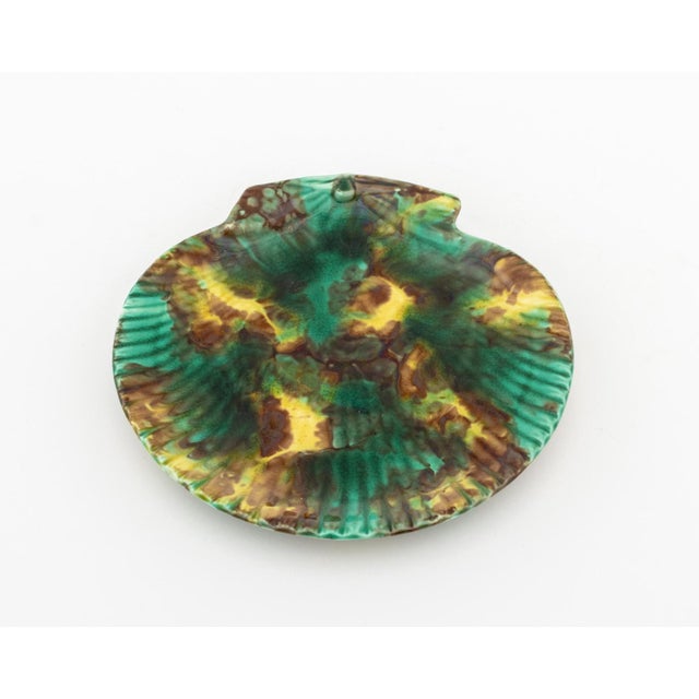 Mid 20th Century Mid 20th Century Wedgwood Shell-Form Centerpiece and Five Plates For Sale - Image 5 of 14