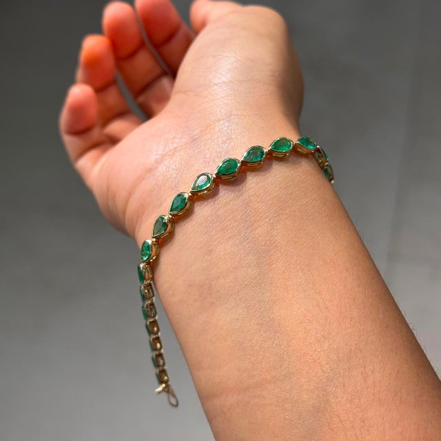 Classic 7.8ct Pear Emerald Tennis Bracelet in 14k Yellow Gold by VRJewels For Sale In New York - Image 6 of 18
