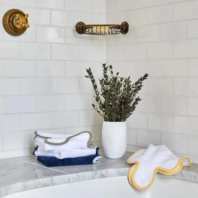 2020s Kassatex x Chairish Scallop Hand Towel, White/Sage For Sale - Image 5 of 6