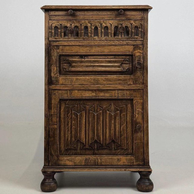 A particularly attractive and finely crafted early 20th-century English Edwardian cabinet, constructed in richly figured...