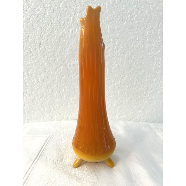 1960s Mid-Century l.e. Smith Bittersweet Swung Glass Vase For Sale - Image 5 of 5