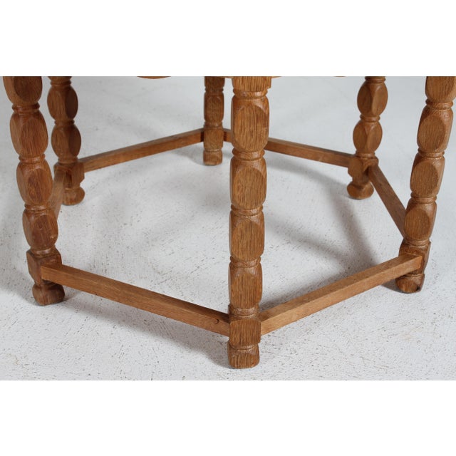Mid-Century Modern Brutalist Round Oak Coffee Table in the Style of Henning Kjærnulf and Axel Einar Hjorth, Denmark, 1970s For Sale - Image 3 of 10