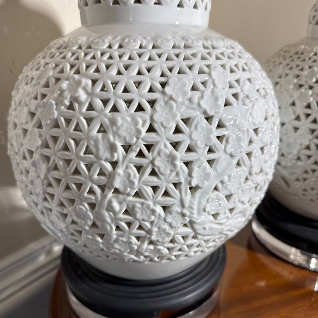 1970s Chinoiserie Italian Ceramic Blanc De Chine Ginger Jar Lamps - a Pair For Sale - Image 4 of 8