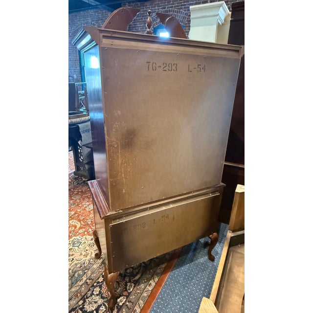 1990s American Drew Queen Anne Highboy – In Cherry Wood Bureau With Brass Accents For Sale In Boston - Image 6 of 12