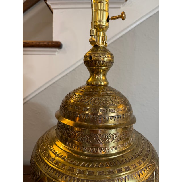 1940s 1930/1940s Large Boho Moroccan Urn Tooled Brass Lamp With Copper and Wood Accents For Sale - Image 5 of 12