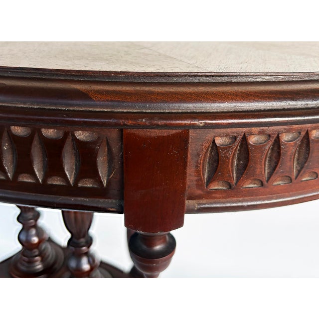 Early 20th Century Mahogany Oval Parlor Table With Matched Veneer Top Supported by Turned Columns For Sale In Miami - Image 6 of 11