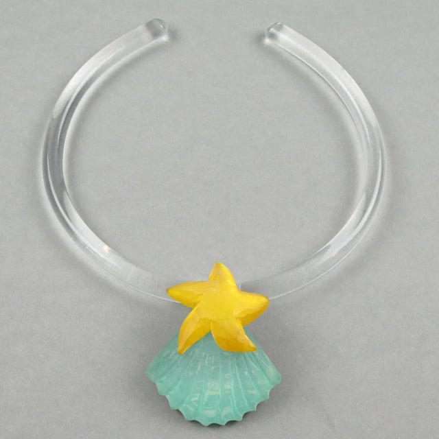1980s Kaso Rigid Lucite Choker Necklace Green Yellow Shell and Starfish For Sale - Image 5 of 9