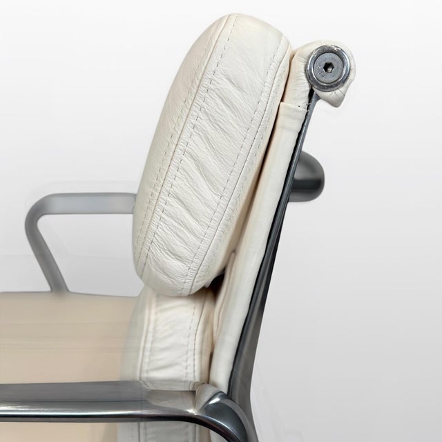 Eames Aluminum Group Soft Pad Management Chair by Herman Miller – Ivory Leather For Sale - Image 6 of 11
