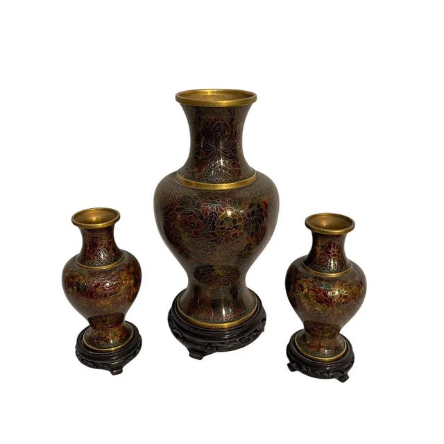 Triptych of cloisonné vases, Japan, 20th century Refined triptych of Japanese cloisonné vases, painted with floral motifs,...