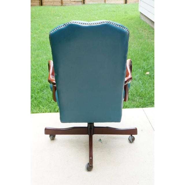 1990s Vintage English Regency Style Tufted Leather Executive Swivel Desk Chair For Sale - Image 5 of 11