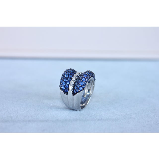 Metal Round Diamond Bezel Set Blue Sapphire Pave Set 18 Karat White Gold Unique Ring, Size 7 For Sale - Image 7 of 14