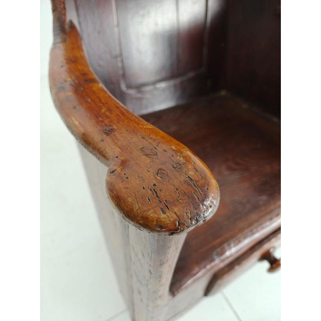 This exquisite lambing chair from the 18th century boasts a comfortable seat and charming appearance, with a lovely...