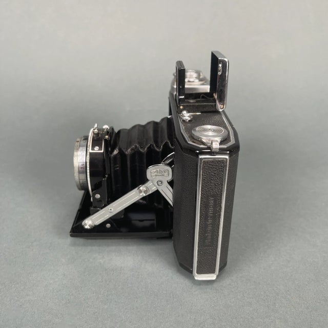 Mid-Century Modern Vintage Zeiss Ikon Ikonta 521/16 Folding Camera Novar 7.5cm Lens with Leather Case Display Prop For Sale - Image 3 of 13