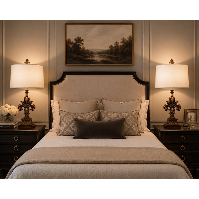 Late 20th Century Pair of French Provincial Gilded Fleur-De-Lis Lamps With Tailored White Linen Shades For Sale - Image 4 of 5