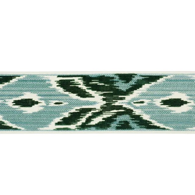 Interpreted in luxe cut velvet, this large-scale ikat tape has incredible depth and dimension, as well as a fabulous hand....