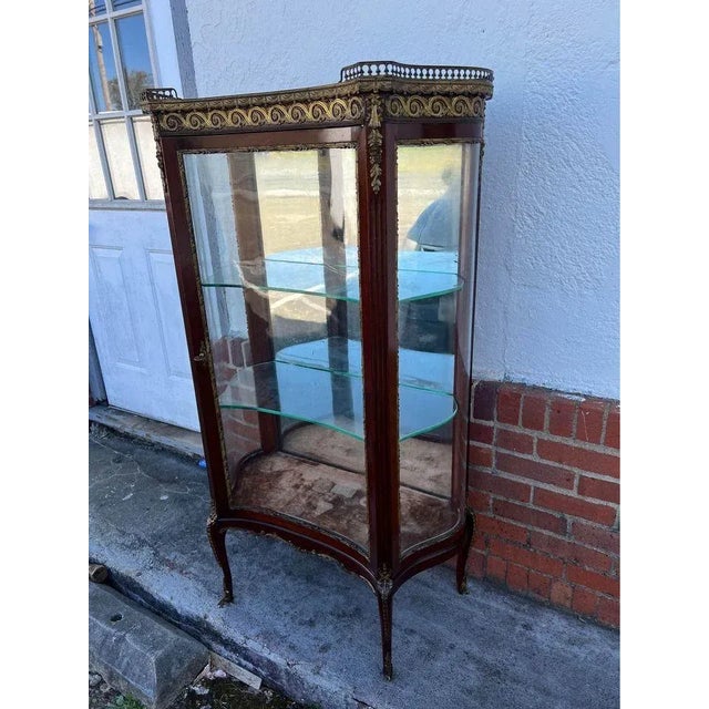 Antique French Louis XV Mahogany Ormolu and Mirrored Display Vitrine. Circa 1890. For Sale In Washington DC - Image 6 of 13