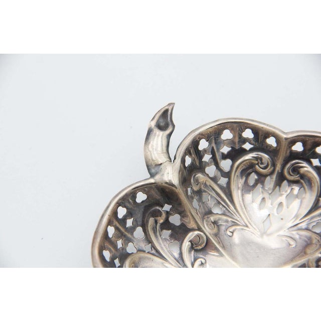 Silver Clover-Shaped Ring with Cutouts, in Good conditions. Designed 1890 to 1919