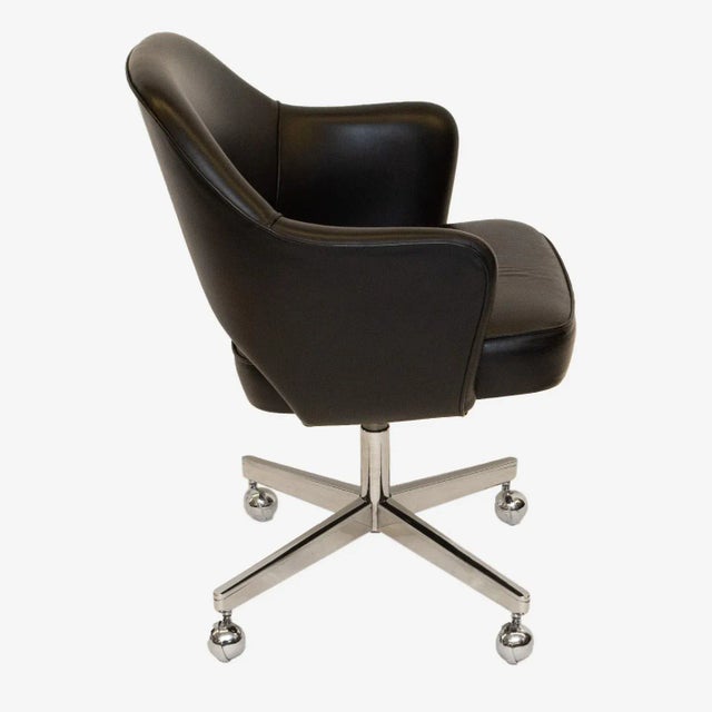 Mid-Century Modern Saarinen Executive Armchair in Original Black Leather, Nickel Swivel Base For Sale - Image 3 of 9